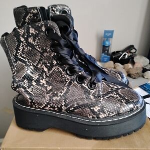 Forever 21  Women's Snakeskin Platform Boots 7